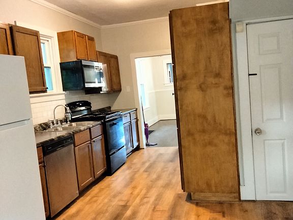 3rd image of 317 Market St
