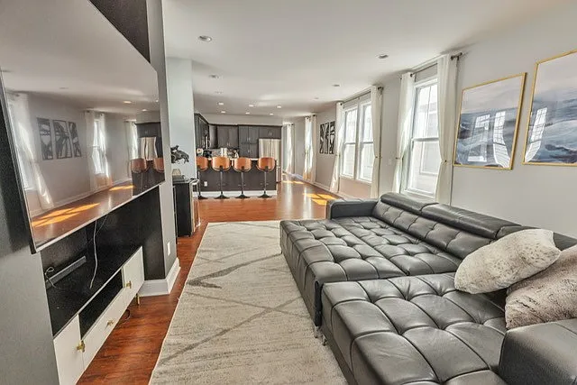 3 bed, 2.5 bath, 1890 sqft, $2,995 — Photo 3