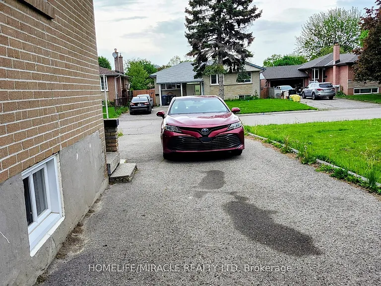 7 McClure Ave — Photo 2