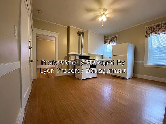 3rd image of 1672 Lonsdale Ave Floor 1
