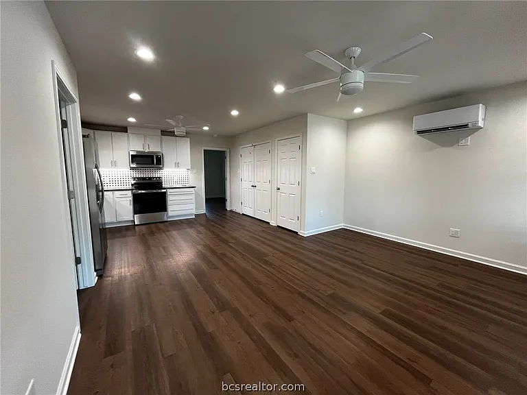 10332 N Dowling Rd — Photo 2