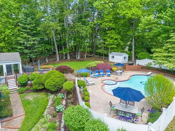 2nd image of 25 Heritage Ln