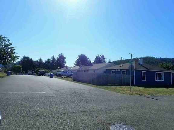 Exterior Neighborhood (street photo)