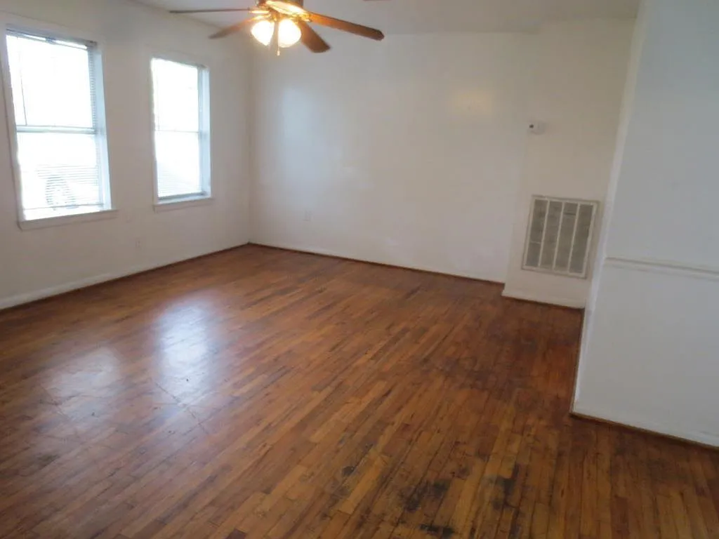 2 bed, 1.0 bath, 1000 sqft, $1,300 — Photo 2