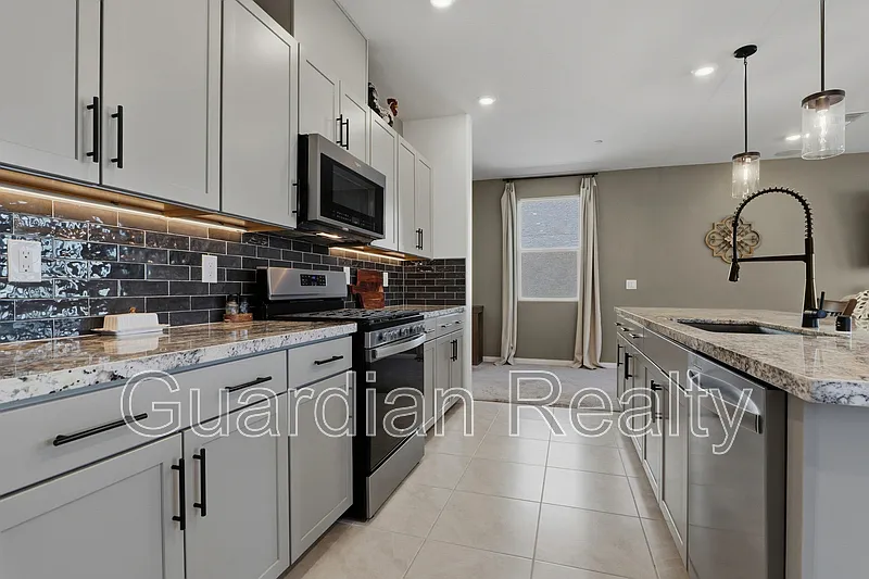 5 bed, 4.0 bath, 2466 sqft, $3,045 — Photo 4