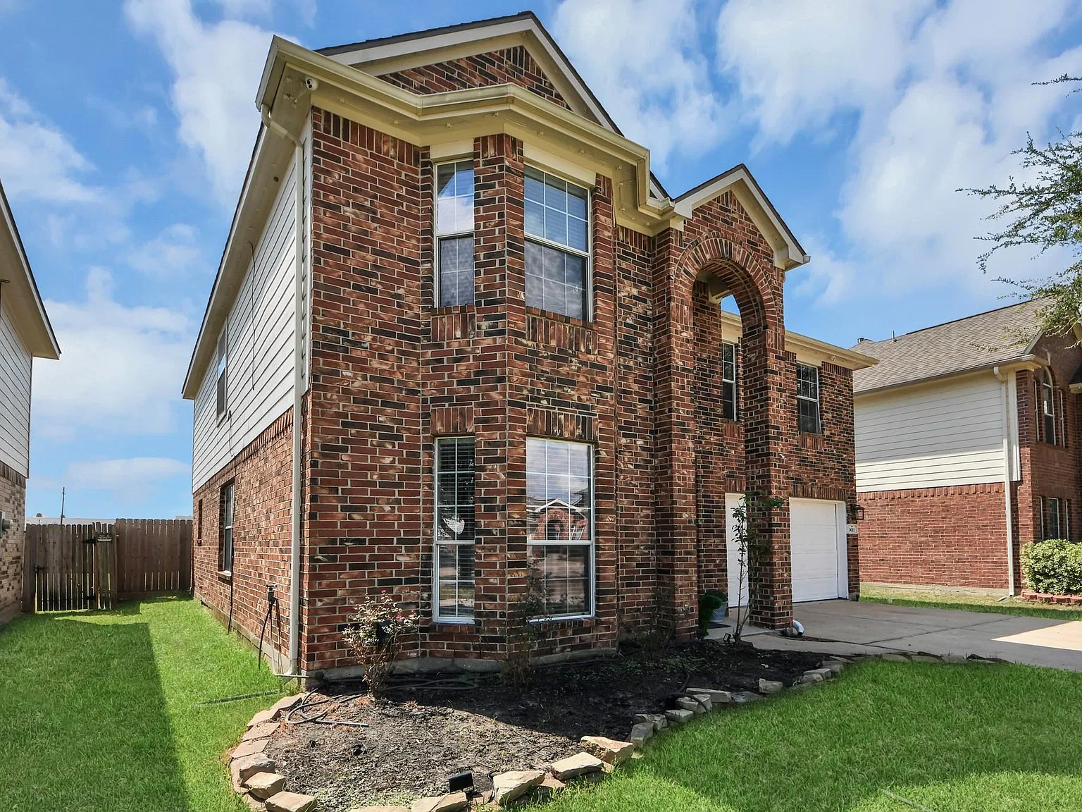 4 bed, 2.5 bath, 2678 sqft, $2,550 — Photo 2