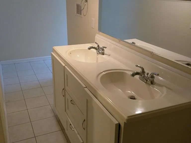 2225 Whitaker St — Photo 8