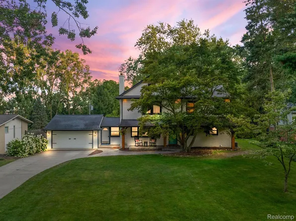 145 Oaklane Dr, Rochester Hills, MI 48306