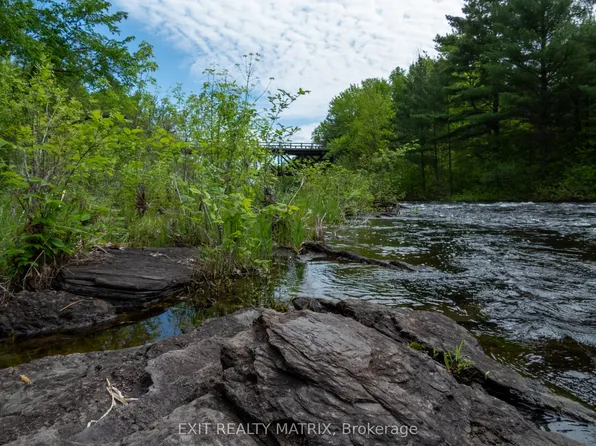 12654 Lanark Rd, Greater Madawaska, ON K0J 1H0