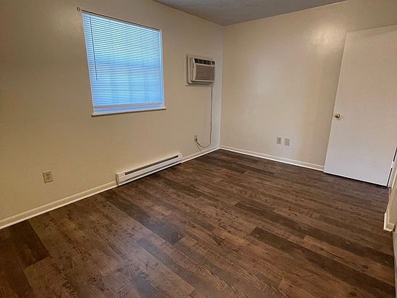 2nd image of 98 Dutch Mill Ct