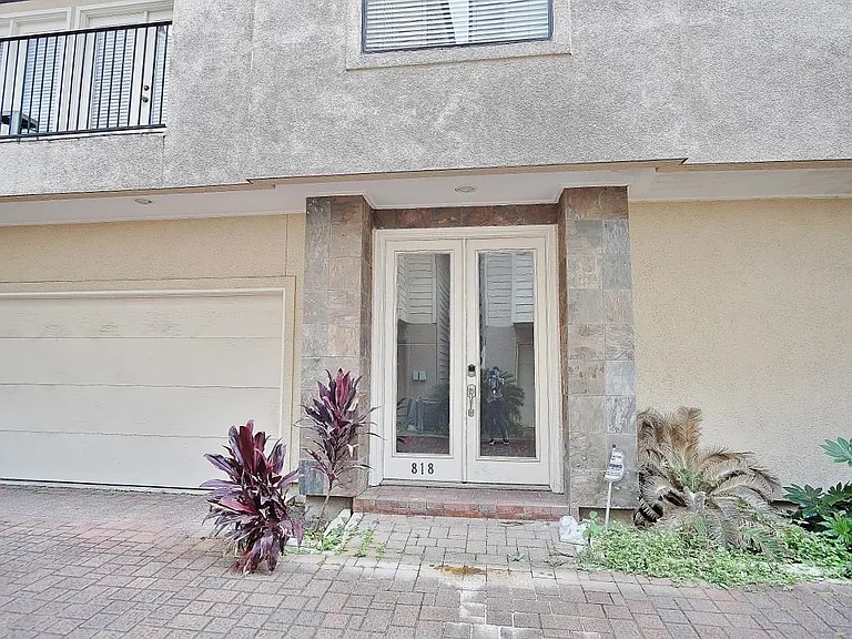 818 Lester St — Photo 3