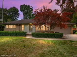 7 Vernier Rd, Grosse Pointe Shores, MI 48236