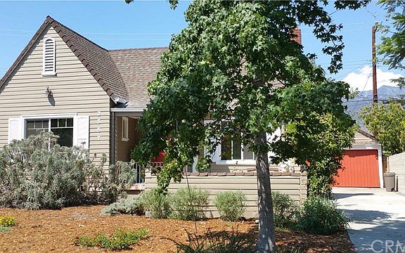 2nd image of 2557 E Villa St