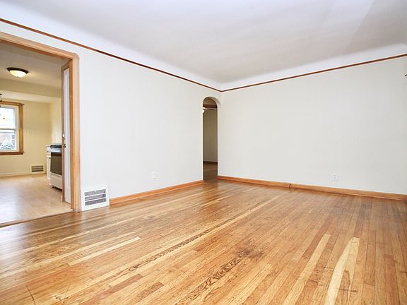 3rd image of 17601 Glenshire Ave