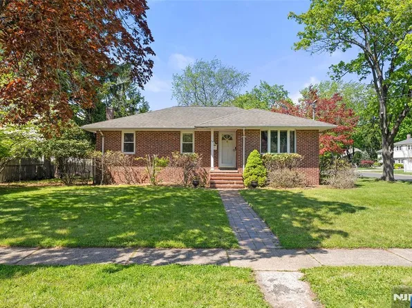 38 Carlson Ct, Closter, NJ 07624