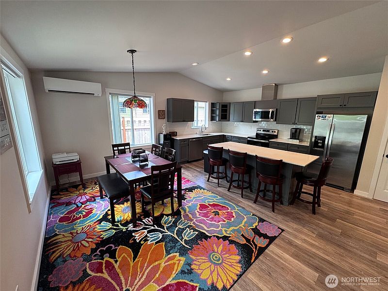 5th image of 118 Pacific Boulevard NW