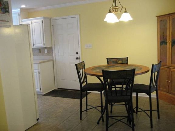 EAT-IN KITCHEN
