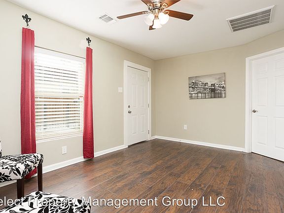 4th image of 1106 N Flores St APT 4