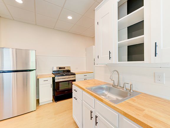 3rd image of 21 N Main Ave APT 1