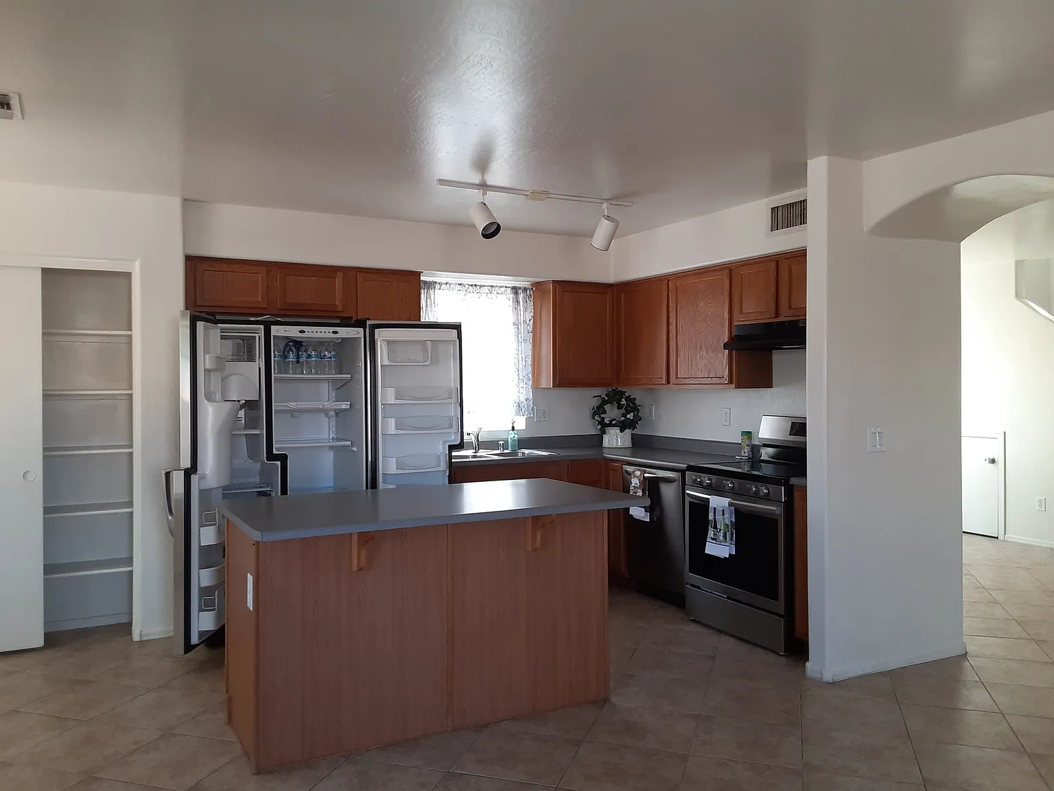 3 bed, 2.5 bath, 1900 sqft, $2,349 — Photo 4