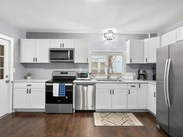 54 Ionia St, Springfield, MA 01109