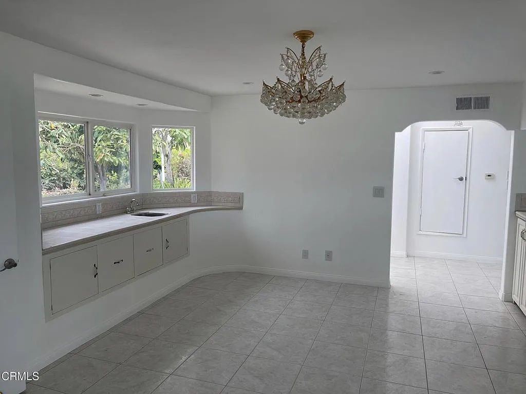 4 bed, 2.5 bath, 2300 sqft, $5,650 — Photo 4