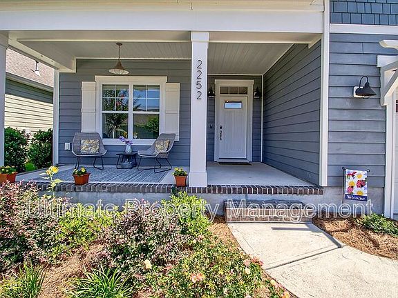 3rd image of 2252 Lakeside Cir