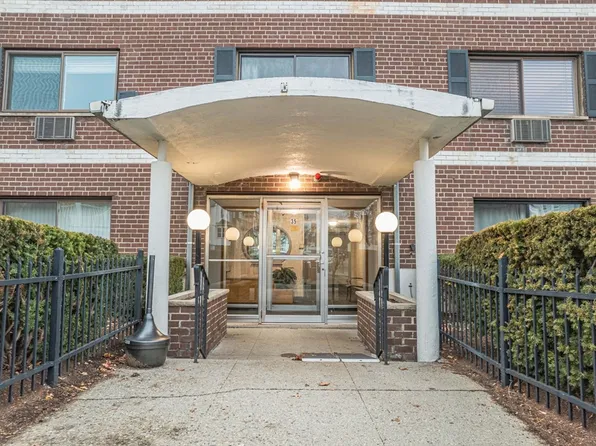 35 Glencoe St APT 20, Brighton, MA 02135