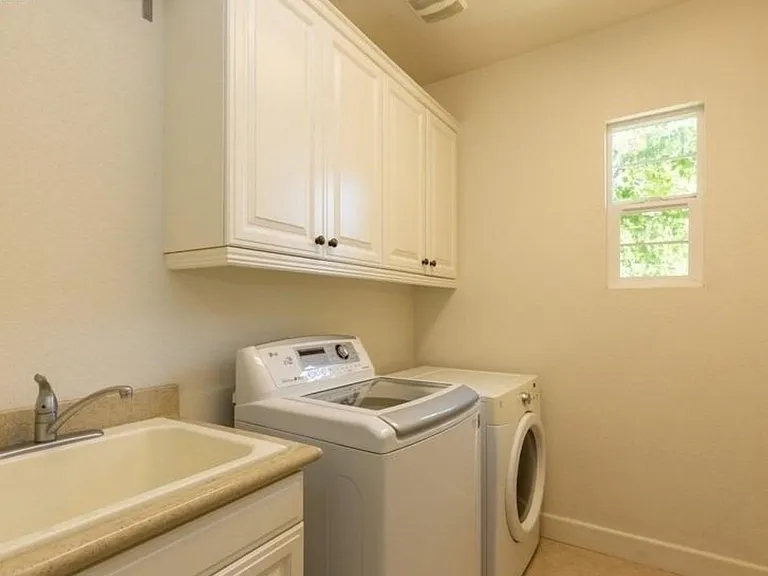 Bella Dr — Photo 12
