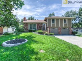 527 Sunset Ln, Belton, MO 64012