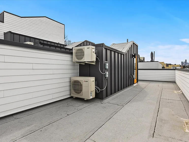 255 E Louisa St — Photo 16