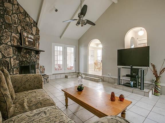 3rd image of 2912 Vineyard Dr