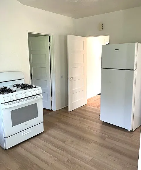Kitchen looking toward back bedroom (L) & living room (R)
