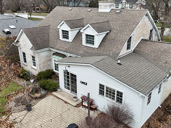 3rd image of 822 E Liberty Dr