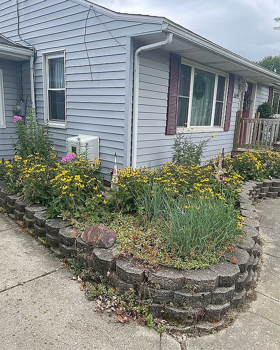 1st image of 2099 Hillsdale Dr