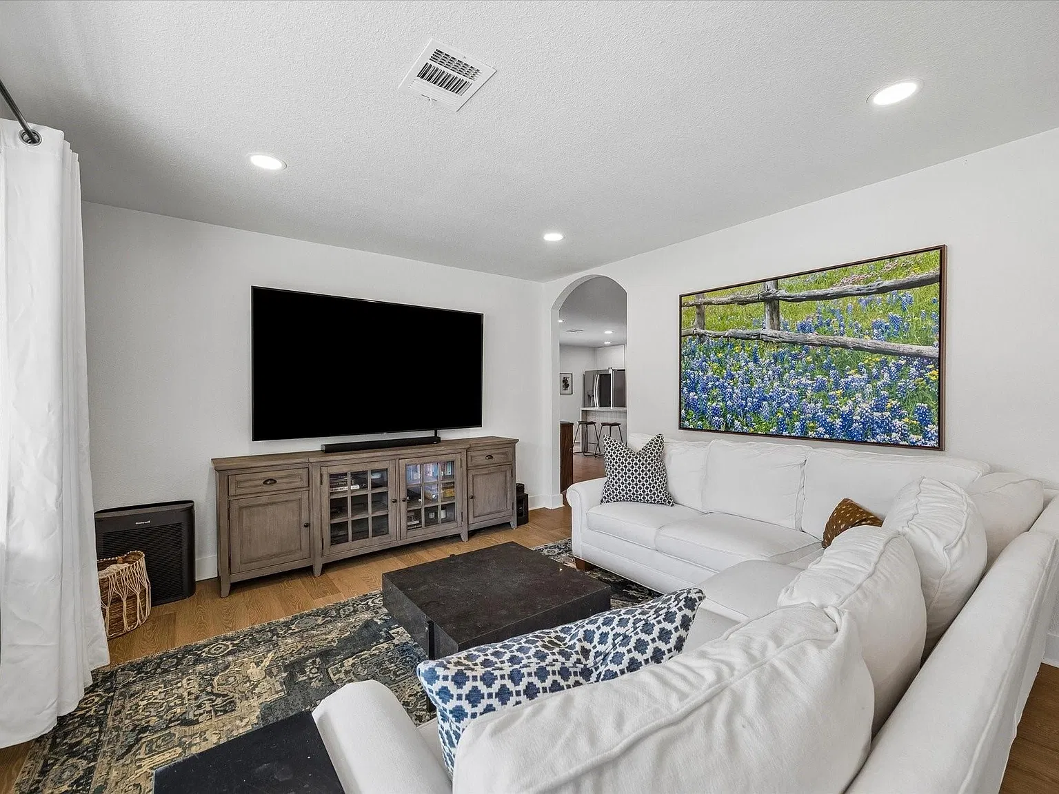 3 bed, 2.0 bath, 1857 sqft, $4,250 — Photo 3