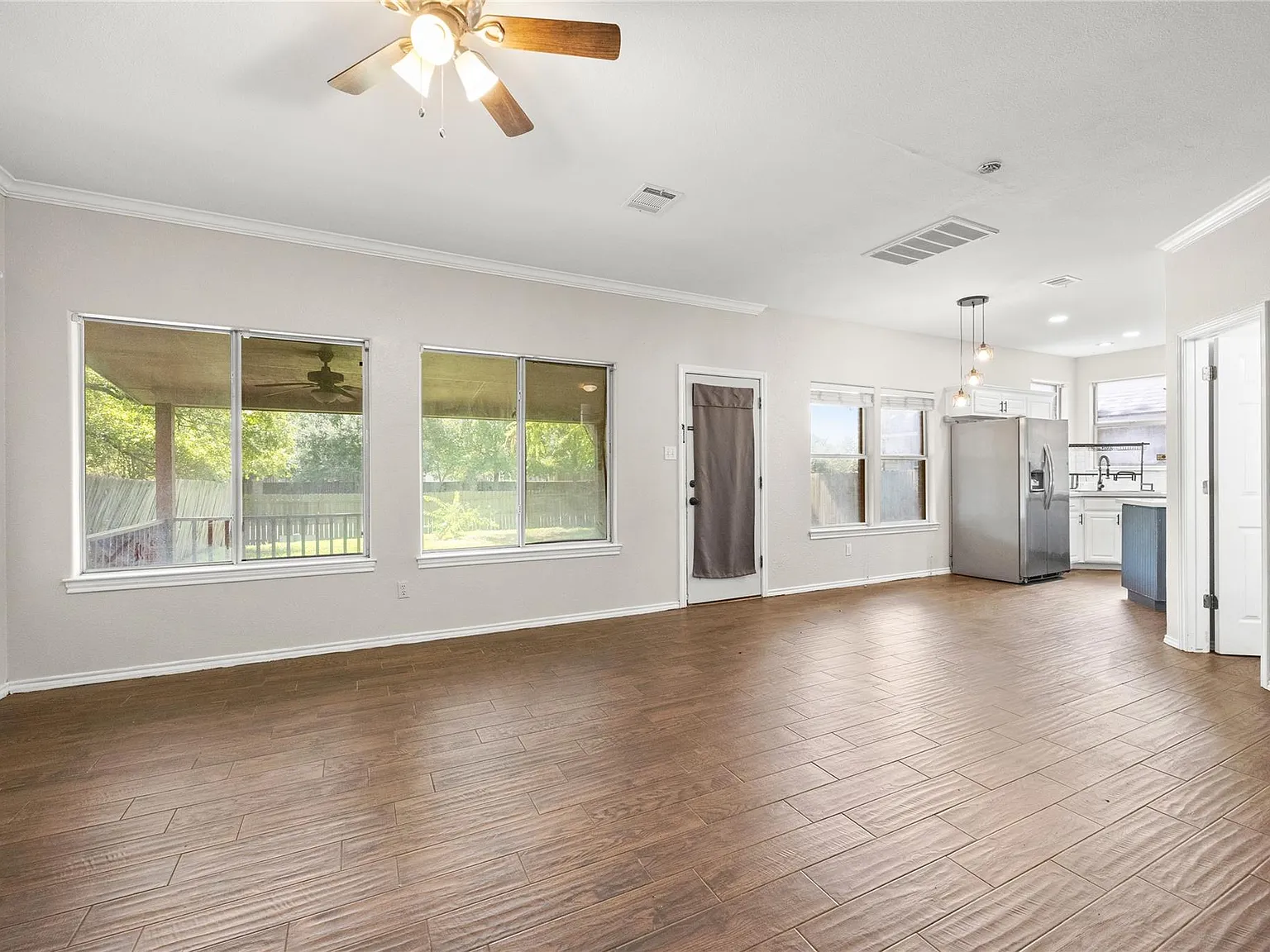 3 bed, 2.5 bath, 2510 sqft, $2,300 — Photo 3