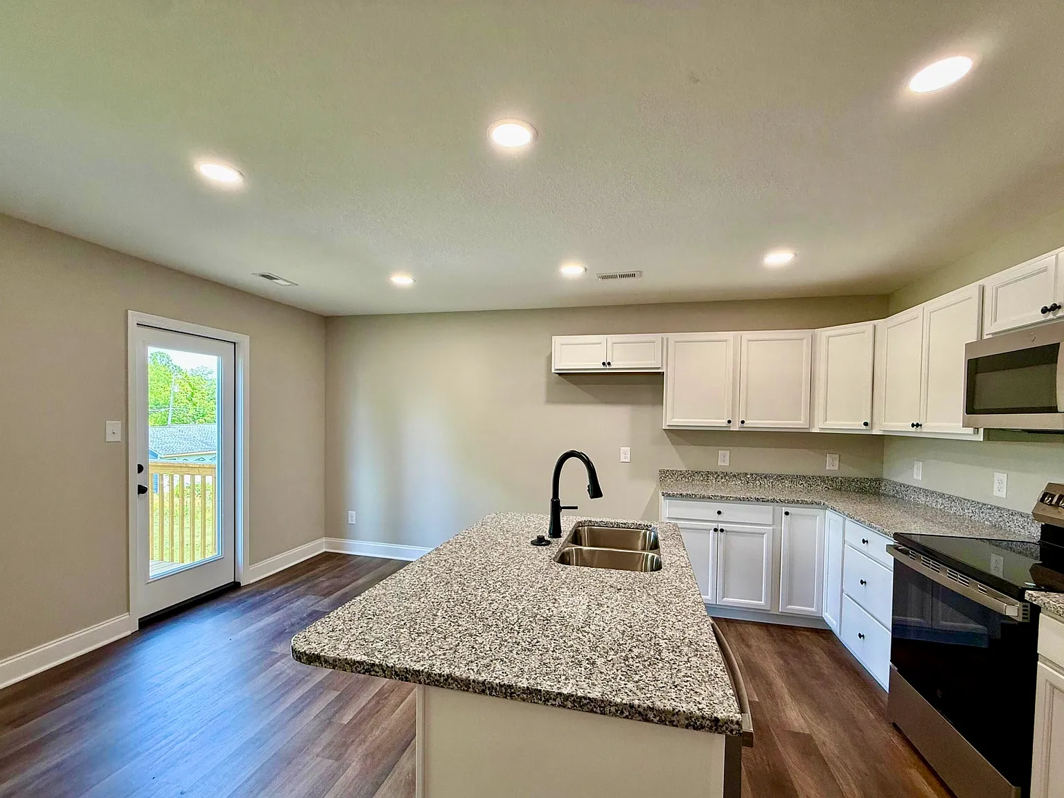 3 bed, 2.5 bath, 1464 sqft, $2,150 — Photo 3