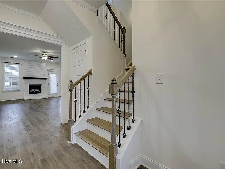 711 Courtland Ln — Photo 5