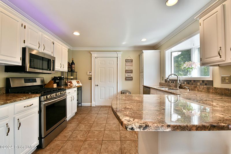 5th image of 424 Daniels Road