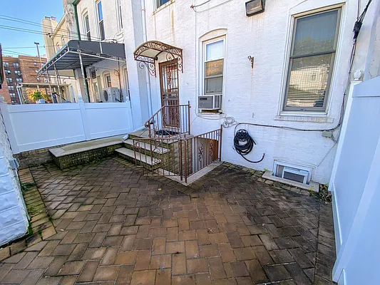 Rented by Solution Realty Services LLC | media 35