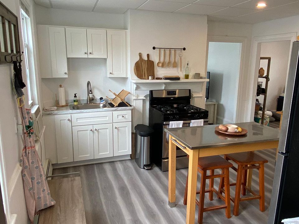 Kitchen - Facing kitchen sink, front cabinets, and stove
