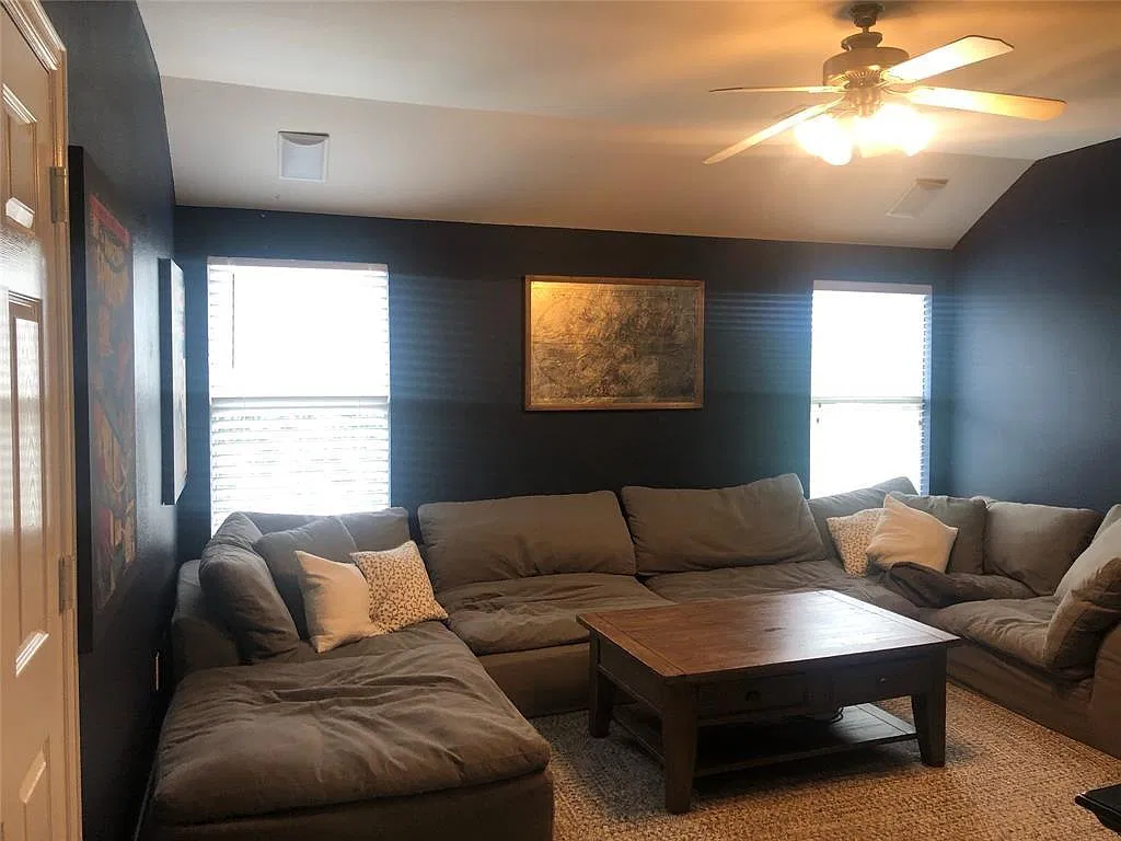 4 bed, 2.5 bath, 2280 sqft, $2,700 — Photo 3