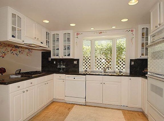 2nd image of 215 Yarborough Ln