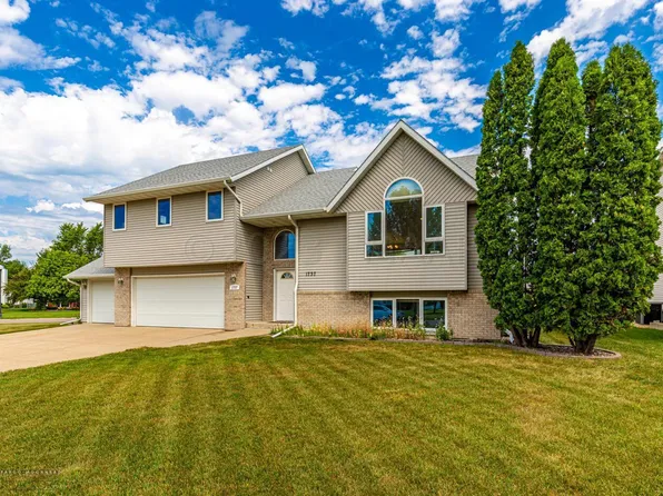 1737 37 1/2 Ave S, Fargo, ND 58104