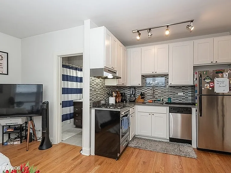 25982047_3_4105NDamen_Apt28_5_Kitchen_LowRes