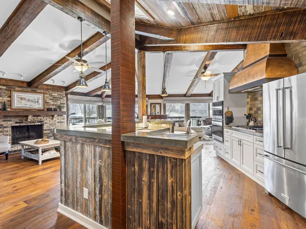 890 Windsor DRIVE #4, Fontana, WI 53125