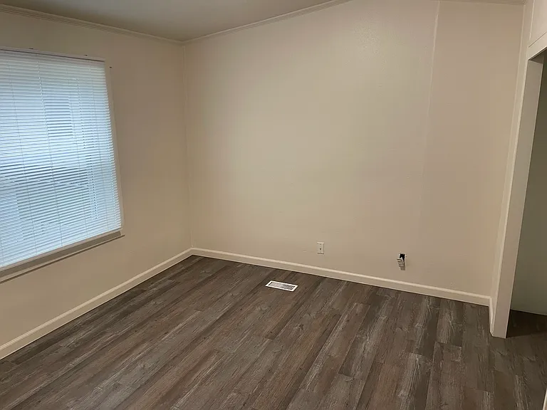 1303 E 6th St #16 — Photo 12