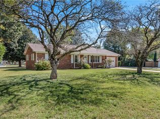 108 Hinshaw Ave, Yadkinville, NC 27055