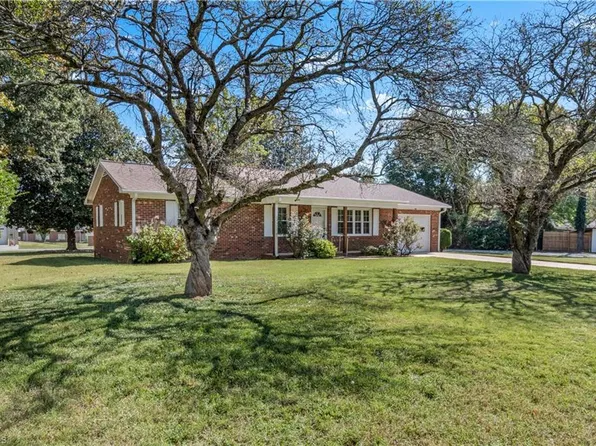 108 Hinshaw Ave, Yadkinville, NC 27055